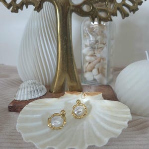 Original women&#39;s earrings in gold-plated stainless steel with white pearls