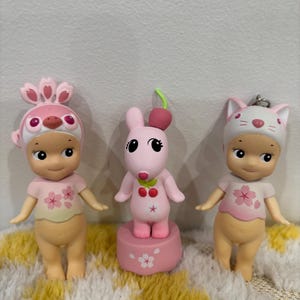 Sonny Angel Style Figur Handgemalte Mini Schreibtisch Spielzeug Schlüsselanhänger Kirschblüte Friedliche Frühlingsausgabe Serie Pink