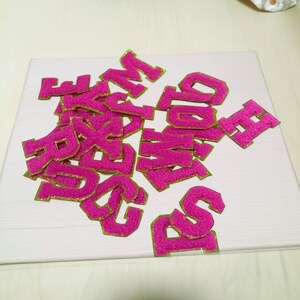 Parche de aplique con letras bordadas de chenilla brillante de la A a la Z, nombre bordado en mayúsculas con ribete dorado para coser, para planchar en chaquetas, camisetas y mochilas.