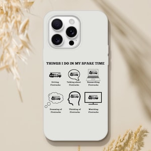 Könnte beinhalten: Weißes Handycase mit schwarzem Grafikdesign. Das Design enthält den Text "THINGS I DO IN MY SPARE TIME" und Illustrationen von Feuerwehrautos und zugehörigen Aktivitäten wie Fahren und Recherchieren.