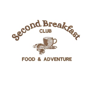 Puede incluir: Diseño bordado con las palabras "Second Breakfast Club" arqueadas sobre una ilustración de una taza de café y un cruasán. El texto "FOOD & ADVENTURE" está debajo, todo en hilo marrón sobre fondo blanco.