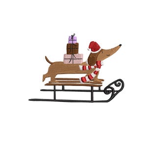 Pode incluir: Ilustração bordada de um cão dachshund castanho usando um gorro de Papai Noel e um cachecol listrado vermelho e branco, puxando um trenó. O trenó carrega presentes embrulhados em rosa, marrom e roxo.