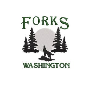 Op de afbeelding: Een geborduurd ontwerp met het woord "FORKS" in groen boven een silhouet van een wolf die naar de maan huilt, omringd door dennenbomen. Het woord "WASHINGTON" staat ook in groen onder de afbeelding.