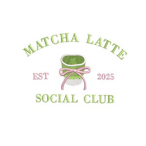 Puede incluir: Diseño bordado con las palabras "Matcha Latte Social Club" en verde, y "Est 2025" en rosa. En el centro hay una taza verde y blanca con un lazo rosa. El diseño está sobre un fondo blanco.