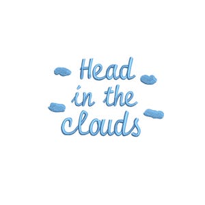 Puede incluir: Sobre un fondo blanco, la frase "Head in the clouds" en fuente cursiva azul claro. Las palabras están rodeadas de pequeñas formas de nubes azules claras.