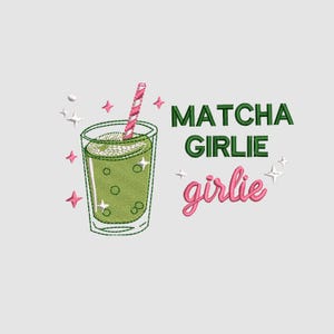 Puede incluir: Un diseño bordado con una bebida de matcha en un vaso con una pajita a rayas rosas y blancas. El texto "Matcha Girlie" está en verde, con "girlie" en rosa, rodeado de estrellas rosas y blancas.