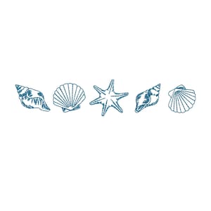 Puede incluir: Ilustración de cinco conchas marinas azules y una estrella de mar sobre un fondo blanco. Las ilustraciones incluyen una caracola, una concha de vieira, una estrella de mar, una concha en espiral y otra concha de vieira.