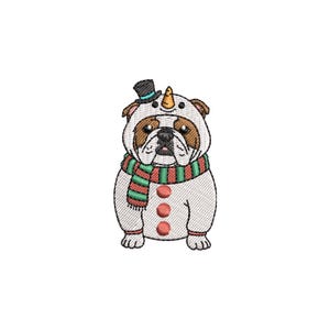 Könnte beinhalten: Gesticktes Design eines Bulldoggen, die als Schneemann verkleidet ist. Der Hund trägt ein Schneemannkostüm mit einem schwarzen Zylinder, einem gestreiften grün-roten Schal und drei roten Knöpfen. Der Hund hat braunes und weißes Fell.