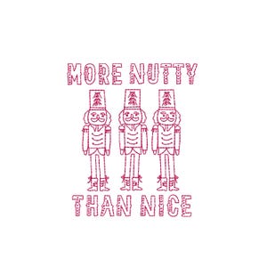 Op de afbeelding: Een witte achtergrond met een rood geborduurd ontwerp. Het ontwerp toont drie notenkrakerfiguren en de tekst "MORE NUTTY THAN NICE" in een decoratief lettertype. De notenkrakers staan op een rij.