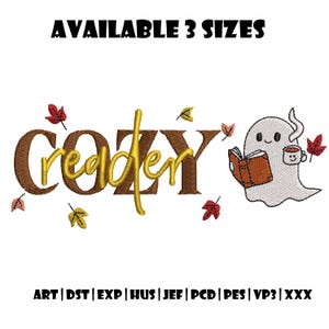 Può includere: Un ricamo con la parola "COZY" in marrone e oro, circondato da foglie autunnali. Un fantasma dei cartoni animati legge un libro e tiene una tazza. Il testo in alto dice "AVAILABLE 3 SIZES".