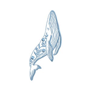 Puede incluir: Un diseño de ballena bordada en azul claro con detalles florales. La ballena se representa en una pose estilizada hacia arriba, con puntadas detalladas que crean textura y forma. El diseño presenta hojas y flores delicadas.