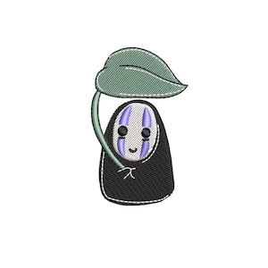 Könnte beinhalten: Ein gestickter Aufnäher mit einer Figur aus dem Zeichentrickfilm Spirited Away. Die schwarze Figur hat ein weißes maskenartiges Gesicht, lila Akzente und ein grünes Blatt über dem Kopf. Der Aufnäher hat einen gestickten Rand.