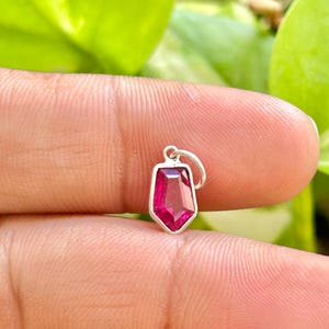 Charm bouclier en rubis créé en laboratoire – Charme rubis rouge avec lunette en or et argent | Bijoux avec pierre de naissance de juillet | Cadeau charm rubis délicat image 1