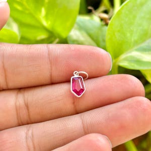 Charm bouclier en rubis créé en laboratoire – Charme rubis rouge avec lunette en or et argent | Bijoux avec pierre de naissance de juillet | Cadeau charm rubis délicat image 5