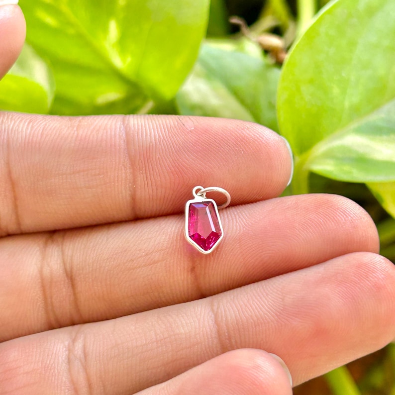 Charm bouclier en rubis créé en laboratoire – Charme rubis rouge avec lunette en or et argent | Bijoux avec pierre de naissance de juillet | Cadeau charm rubis délicat image 5
