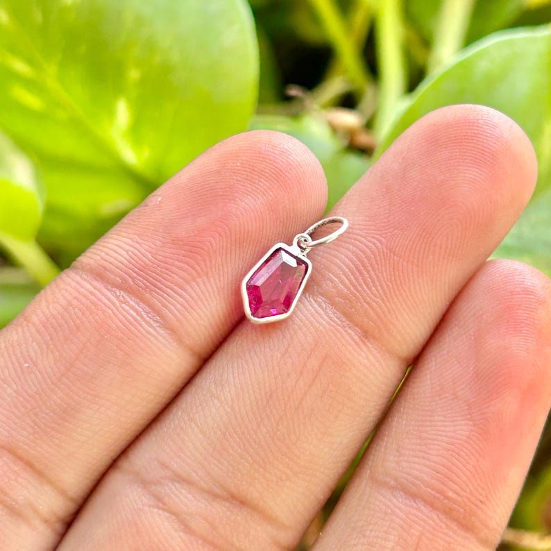 Charm bouclier en rubis créé en laboratoire – Charme rubis rouge avec lunette en or et argent | Bijoux avec pierre de naissance de juillet | Cadeau charm rubis délicat image 4