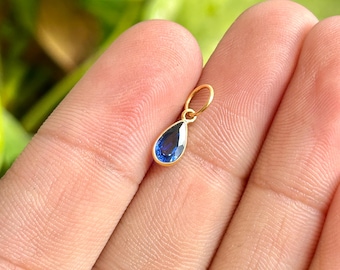 Pendentif poire saphir bleu créé en laboratoire | Pendentif délicat en or et en argent | Pierre de naissance de septembre, breloques artisanales, bijoux en or