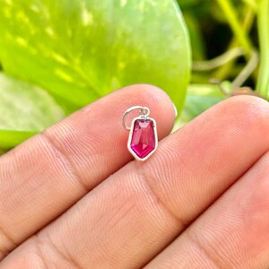 Charm bouclier en rubis créé en laboratoire – Charme rubis rouge avec lunette en or et argent | Bijoux avec pierre de naissance de juillet | Cadeau charm rubis délicat image 2