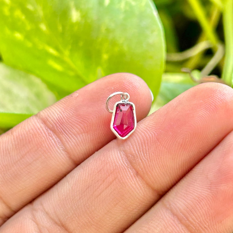 Charm bouclier en rubis créé en laboratoire – Charme rubis rouge avec lunette en or et argent | Bijoux avec pierre de naissance de juillet | Cadeau charm rubis délicat image 2