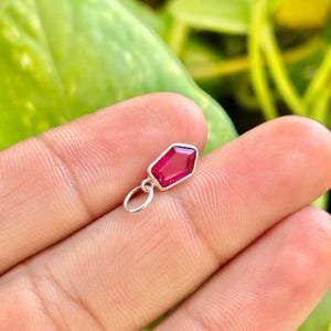 Charm bouclier en rubis créé en laboratoire – Charme rubis rouge avec lunette en or et argent | Bijoux avec pierre de naissance de juillet | Cadeau charm rubis délicat image 3