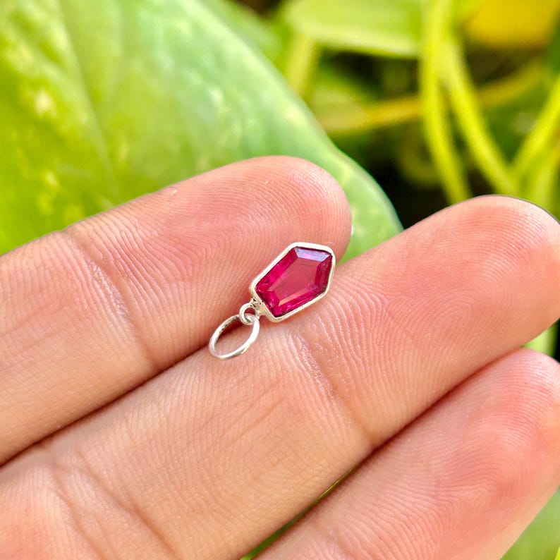 Charm bouclier en rubis créé en laboratoire – Charme rubis rouge avec lunette en or et argent | Bijoux avec pierre de naissance de juillet | Cadeau charm rubis délicat image 3