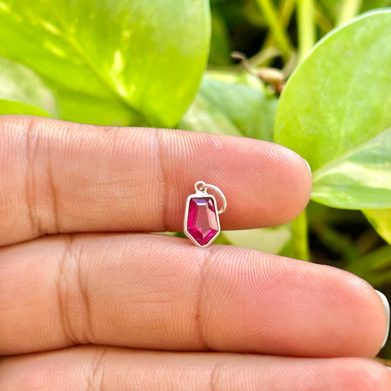 Charm bouclier en rubis créé en laboratoire – Charme rubis rouge avec lunette en or et argent | Bijoux avec pierre de naissance de juillet | Cadeau charm rubis délicat image 1