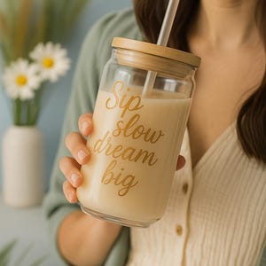 Sipper Glas, 16oz | Glas mit Bambusdeckel & Strohhalm - Sip Slow Dream Big | Ästhetische Eiskaffeetasse