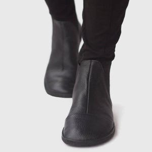Bottines chelsea en noir grainé - Chaussures pieds nus, Zero drop, Bottines en cuir minimalistes