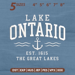 Può includere: Un disegno per ricamo su sfondo blu testurizzato con il testo LAKE ONTARIO, EST. 1615, THE GREAT LAKES, un'icona centrale a forma di ancora e linee ondulate. Include 5 dimensioni: 4", 5", 6", 7", 8" e formati DST, EXP, HUS, JEF, PES, VP3, XXX.