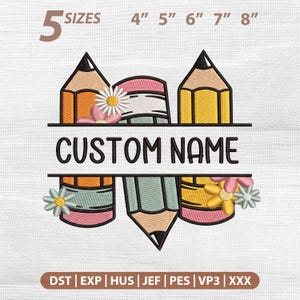 Op de afbeelding: Een borduurontwerp met drie potloden in geel, oranje en lichtblauw, geaccentueerd met witte en gele bloemen. Een centrale horizontale banner toont de tekst CUSTOM NAME. De afbeelding bevat 5 SIZES 4" 5" 6" 7" 8".
