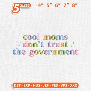 Puede incluir: Un fondo blanco con el texto "cool moms don't trust the government" en letras bordadas de colores. La imagen también incluye opciones de tamaño de 10 cm a 20 cm y opciones de tipo de archivo.