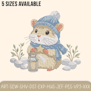 Puede incluir: Un diseño bordado de un hámster con gorro y bufanda azules, sosteniendo una linterna y una estrella. La imagen incluye el texto "5 SIZES AVAILABLE" en la parte superior y "ART-SEW-SHV-DST-EXP-HUS-JEF-PES-VP3-XXX" en la parte inferior.