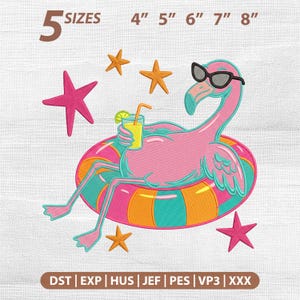 Pode incluir: Um design de bordado apresentando um flamingo rosa usando óculos de sol pretos, flutuando em uma boia listrada rosa e azul-petróleo enquanto segura uma bebida amarela com uma fatia de limão. Inclui estrelas-do-mar e o texto 5 SIZES 4" 5" 6" 7" 8".