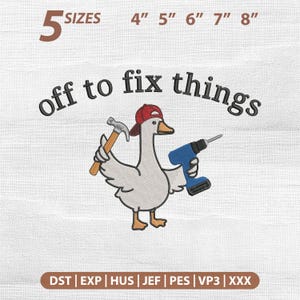 Könnte beinhalten: Gesticktes Design mit einer Comic-Gans, die eine rote Kappe trägt und einen Hammer und einen blauen Bohrer hält. Der Text "off to fix things" wölbt sich über der Gans. Verfügbare Größen: 10 cm, 13 cm, 15 cm, 18 cm und 20 cm.