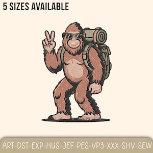Può includere: Design ricamato di un Bigfoot dei cartoni animati con occhiali da sole e uno zaino, che fa il segno della pace. Il testo "5 TAGLIE DISPONIBILI" è in alto. La parte inferiore dell'immagine ha il testo "ART-DST-EXP-HUS-JEF-PES-VP3-XXX-SHV-SEW".