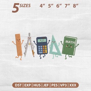 以下が含まれることがあります： 笑顔の擬人化された学用品5点（ベージュの定規、銀色のコンパス、青い電卓、ライトグリーンの三角定規、MATHと書かれた緑の本）の刺繍デザイン。テキストは「5 SIZES 4" 5" 6" 7" 8"」および「DST | EXP | HUS | JEF | PES | VP3 | XXX」と記載されています。