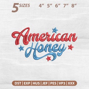 Könnte beinhalten: Ein Stickmuster mit dem Schriftzug American Honey in roter und blauer Schreibschrift, verziert mit kleinen blauen und roten Sternen. Das Design enthält den Text 5 SIZES 10 cm, 13 cm, 15 cm, 18 cm, 20 cm und die Dateiformate DST, EXP, HUS, JEF, PES, VP3, XXX.