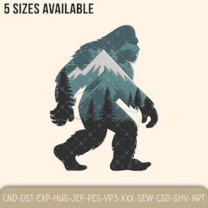 Può includere: Un disegno ricamato con la sagoma di un Bigfoot che cammina, con una scena di montagna e foresta all'interno. Il testo "5 SIZES AVAILABLE" è in alto. La parte inferiore dell'immagine presenta testo con formati di file.