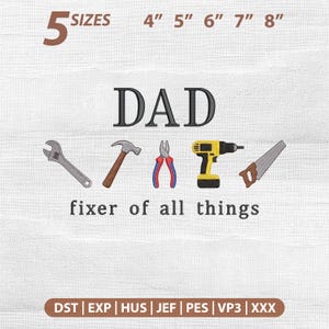 Könnte beinhalten: Ein Stickdesign mit dem Wort "DAD" und dem Satz "fixer of all things". Das Design enthält Illustrationen von Werkzeugen wie Schraubenschlüssel, Hammer, Zange, Bohrmaschine und Säge. Größen von 10,16 cm bis 20,32 cm.
