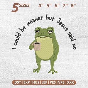 Op de afbeelding: Een borduurontwerp met een groene kikker die een kleine mok vasthoudt, met de tekst I could be meaner but Jesus said no. Het ontwerp bevat bovenaan de tekst 5 SIZES 4" 5" 6" 7" 8" en onderaan een lijst met bestandsformaten DST, EXP, HUS, JEF, PES, VP3, XXX.
