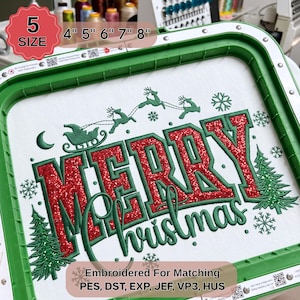 以下が含まれることがあります： Merry Christmasと刺繍された白い布を保持する緑色の刺繍枠。赤いグリッターの文字、緑の松の木、雪の結晶、トナカイが引くそりがデザインされています。4インチから8インチまでの5つのサイズとファイル形式が記載されています。