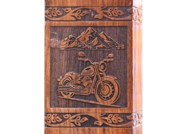 Urna de cremación para motocicleta: caja conmemorativa de madera artesanal con escena de montaña