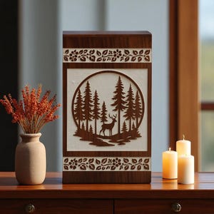 Urna rústica de madera con diseño de ciervos – Caja conmemorativa con borde floral para cenizas – Homenaje a los amantes de la naturaleza – Urna de cremación grabada