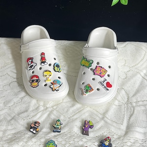 Lindo adorno de zapato de dibujos animados de anime / Accesorios para zapatos de cocodrilo DIY / Hebillas de flores para zapatos con agujeros / Regalo kawaii para niños y adolescentes / Conjunto de regalo animado