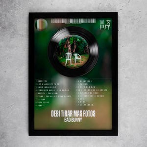 Puede incluir: Un póster enmarcado con un diseño de disco de vinilo, que muestra una escena de bosque y dos sillas blancas. El póster incluye una lista de canciones y el texto "DEBI TIRAR MAS FOTOS BAD BUNNY". La combinación de colores es verde y negro.