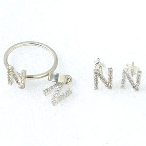 Conjunto de anillo, pendientes y colgante de diamantes hechos a mano. Hermoso conjunto de joyas con la letra "N". Joyería personalizada con inicial en plata de ley 925.