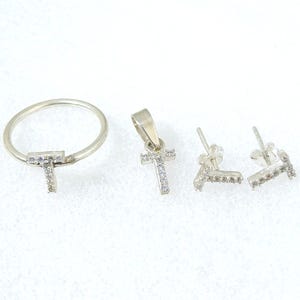 Conjunto de anillo, pendientes y colgante de diamantes hechos a mano. Hermoso conjunto de joyas con la letra "T". Joyería personalizada con inicial en plata de ley 925.