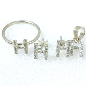 Conjunto de anillo, pendientes y colgante de diamantes hechos a mano. Hermoso conjunto de joyas con la letra "H". Joyería personalizada con inicial en plata de ley 925.