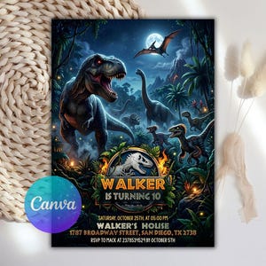 Könnte beinhalten: Eine farbenfrohe Einladung mit einem T-Rex und anderen Dinosauriern in einem Dschungel unter Vollmond. Der Text lautet "Walker wird 10" mit Veranstaltungsdetails. Das Design ist detailliert, ideal für eine Dinosaurier-Geburtstagsfeier.