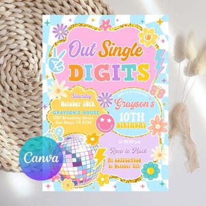 Può includere: Un colorato invito di compleanno con la scritta "Out Single Digits" in un font retrò. L'invito include una palla da discoteca, fiori e un segno di pace. Contiene i dettagli per la festa del 10° compleanno di Grayson.